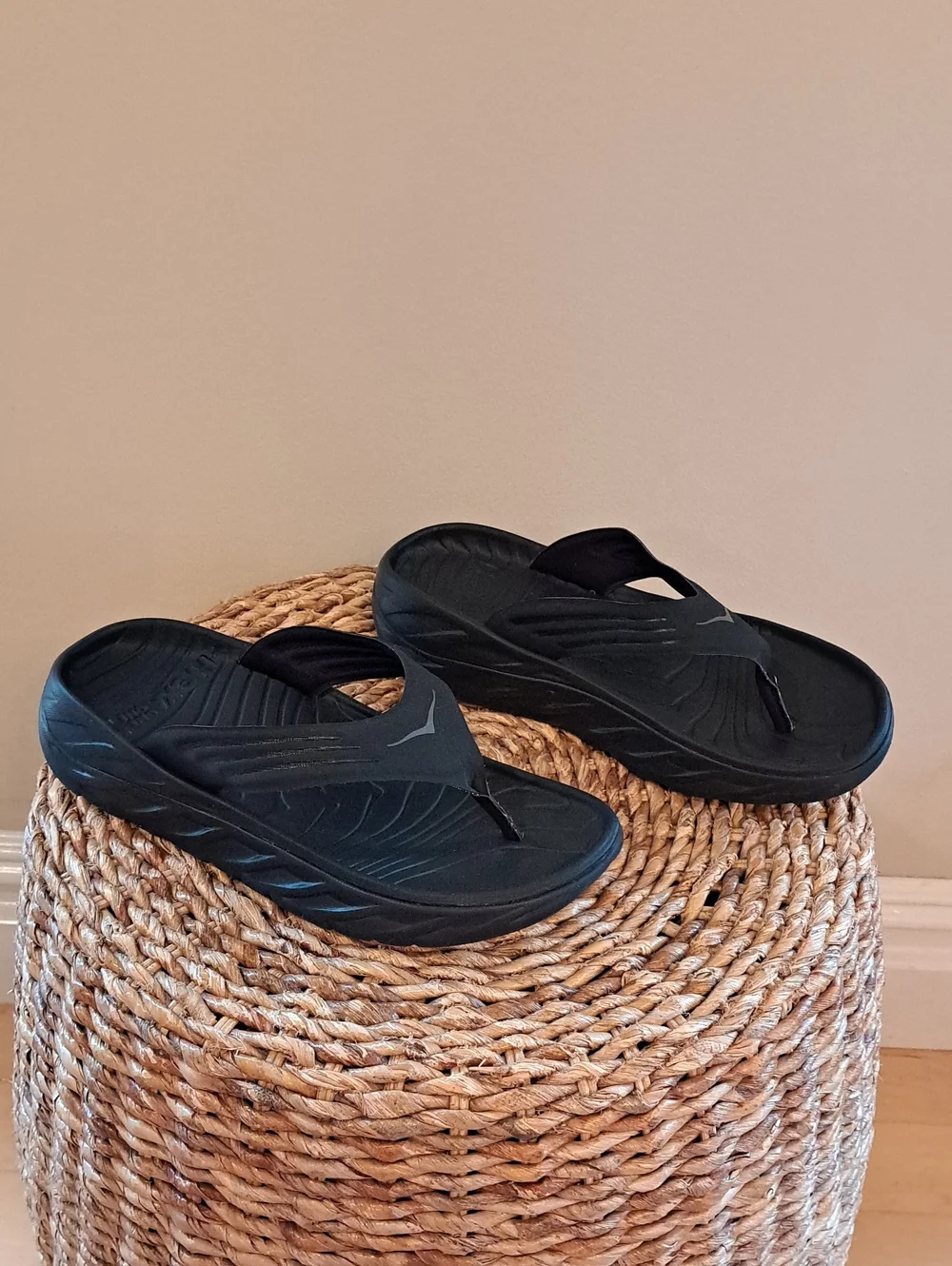 Hoka One One Unisex Ora Recovery Flip Flop Thong Black Rubber Sandals M9/W11